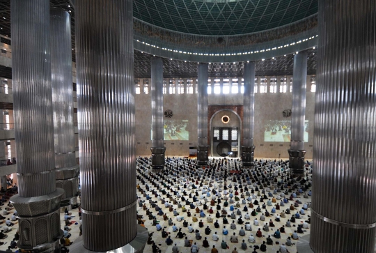 Suasana Salat Jumat Minggu Ketiga Ramadan di Masjid Istiqlal