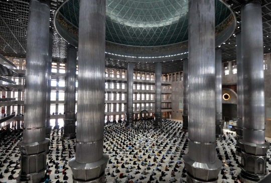 Suasana Salat Jumat Minggu Ketiga Ramadan di Masjid Istiqlal