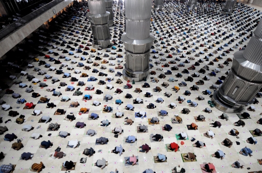 Suasana Salat Jumat Minggu Ketiga Ramadan di Masjid Istiqlal