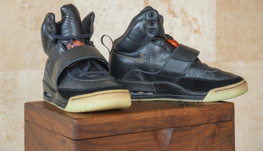 Sneakers Yeezy Bekas Pakai Kanye West Dilelang Rp26 Miliar