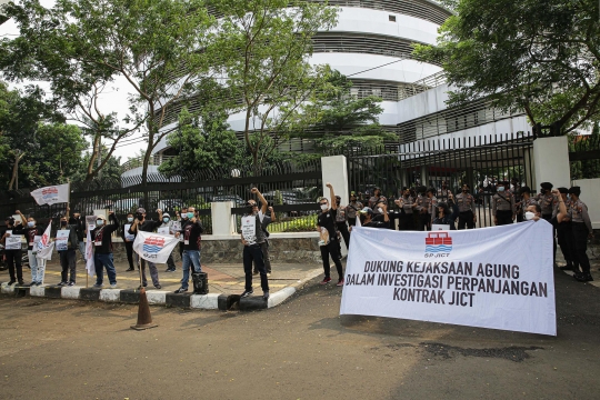 Aksi Serikat Pekerja JICT Geruduk Kejagung