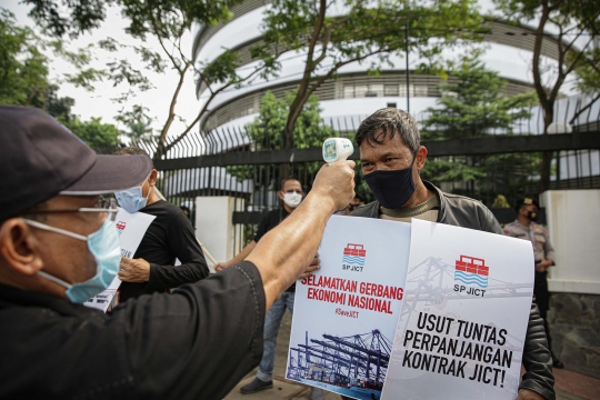 Aksi Serikat Pekerja JICT Geruduk Kejagung