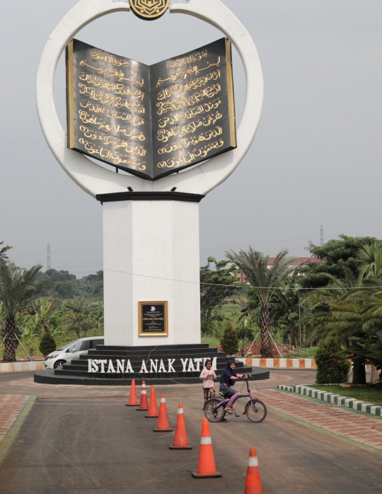 Tugu Alquran Tertinggi Dunia di Masjid Istana Anak Yatim Bogor