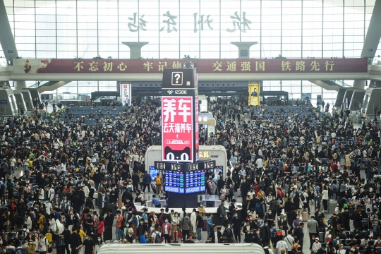Padatnya Stasiun Kereta di China Jelang Libur Panjang Hari Buruh