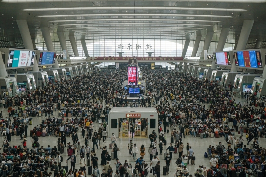 Padatnya Stasiun Kereta di China Jelang Libur Panjang Hari Buruh