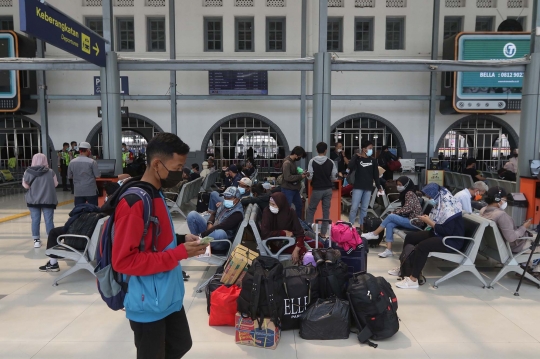 Kepadatan Stasiun Pasar Senen Jelang Larangan Mudik Lebaran