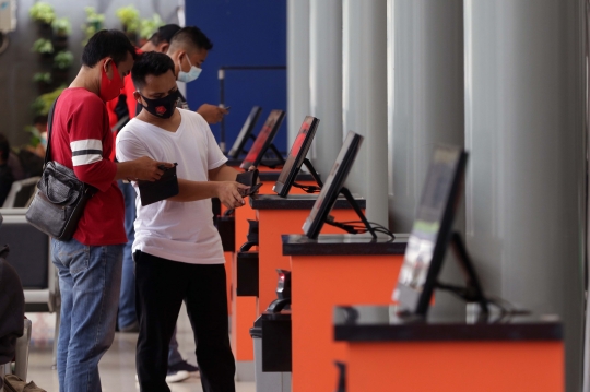 Kepadatan Stasiun Pasar Senen Jelang Larangan Mudik Lebaran