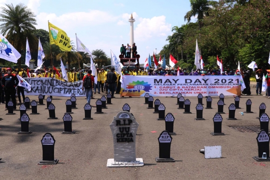 Kuburan UU Cipta Kerja Warnai Aksi May Day di Monas