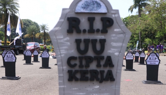 Kuburan UU Cipta Kerja Warnai Aksi May Day di Monas