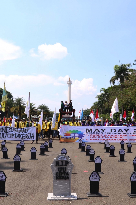 Kuburan UU Cipta Kerja Warnai Aksi May Day di Monas