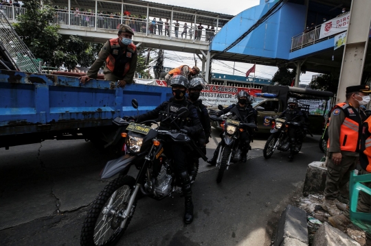 Aparat Gabungan Tertibkan Pedagang Pasar Tanah Abang