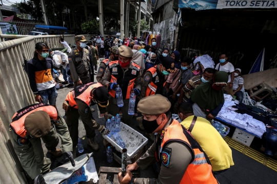 Aparat Gabungan Tertibkan Pedagang Pasar Tanah Abang