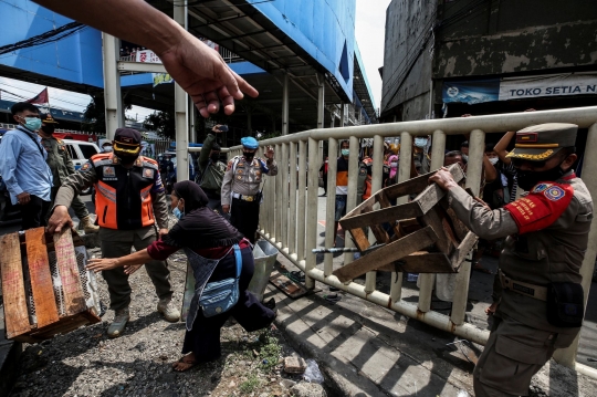 Aparat Gabungan Tertibkan Pedagang Pasar Tanah Abang