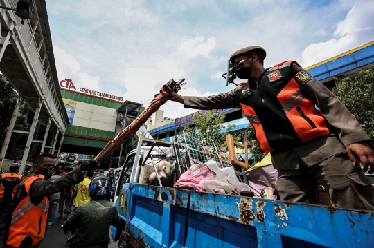 Aparat Gabungan Tertibkan Pedagang Pasar Tanah Abang