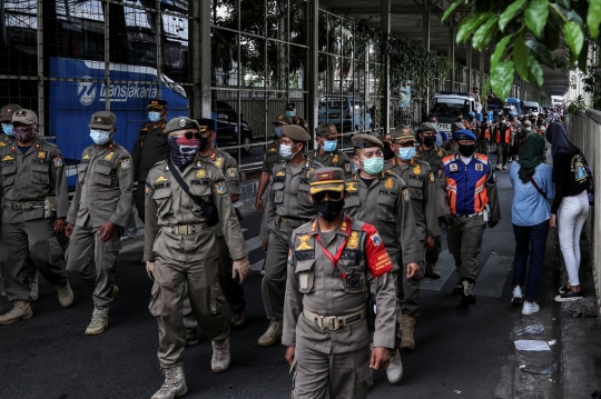 Aparat Gabungan Tertibkan Pedagang Pasar Tanah Abang