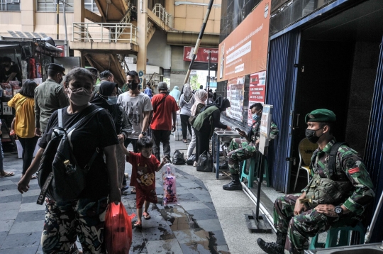 Heboh Kerumunan di Medsos, TNI-Polri Jaga Ketat Pasar Tanah Abang