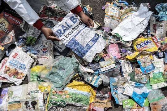 Sampah Impor Bunuh Sungai Pulau Jawa