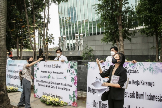 Aksi Aktivis Protes Kerusakan Iklim Lewat Karangan Bunga