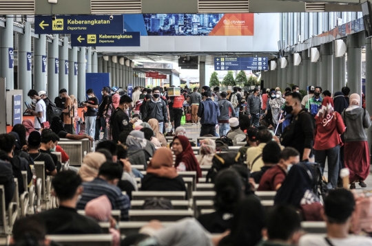 Jelang Larangan Mudik, Ribuan Penumpang Padati Stasiun Pasar Senen