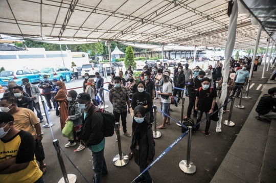 Jelang Larangan Mudik, Ribuan Penumpang Padati Stasiun Pasar Senen