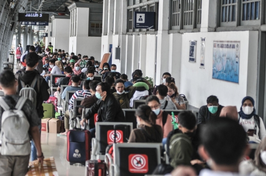 Jelang Larangan Mudik, Ribuan Penumpang Padati Stasiun Pasar Senen