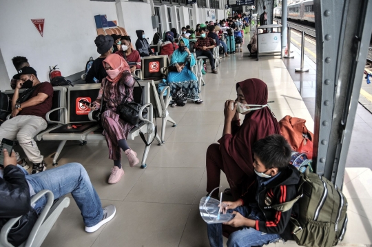 Jelang Larangan Mudik, Ribuan Penumpang Padati Stasiun Pasar Senen