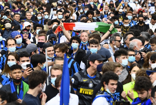 Euforia Suporter Inter Milan Rayakan Scudetto
