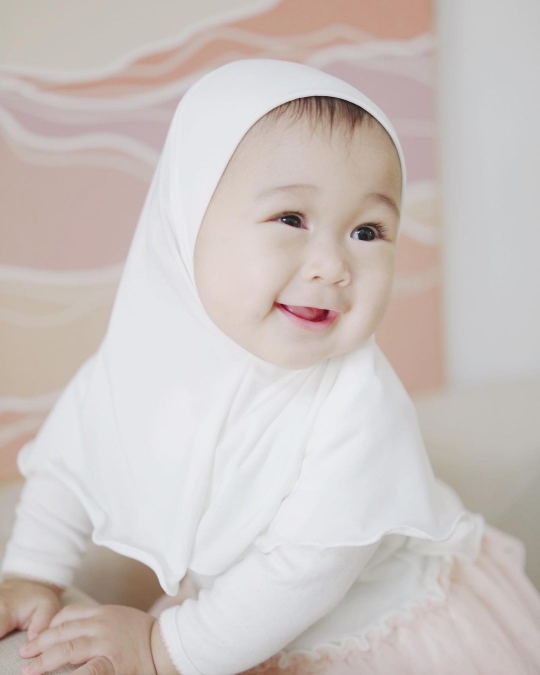 5 Potret Anak Dian Pelangi Kenakan Hijab, Penampilannya Bikin Gemas