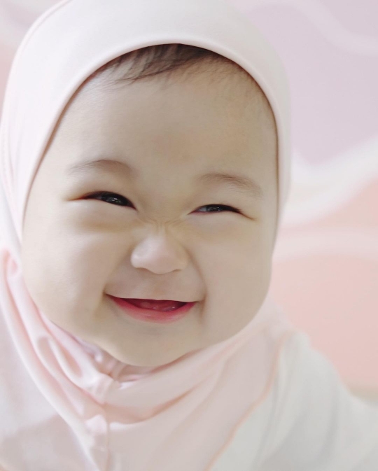 5 Potret Anak Dian Pelangi Kenakan Hijab, Penampilannya Bikin Gemas