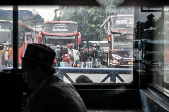 Jumlah Penumpang Bus AKAP di Terminal Kampung Rambutan Melonjak