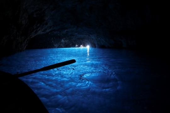 Blue Grotto, Gua Berair Biru yang Memikat Hati Wisatawan