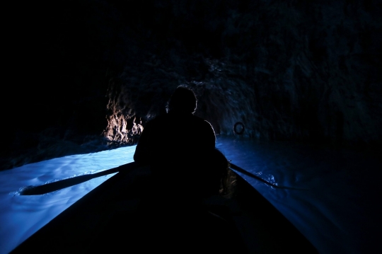 Blue Grotto, Gua Berair Biru yang Memikat Hati Wisatawan