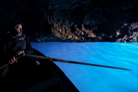 Blue Grotto, Gua Berair Biru yang Memikat Hati Wisatawan