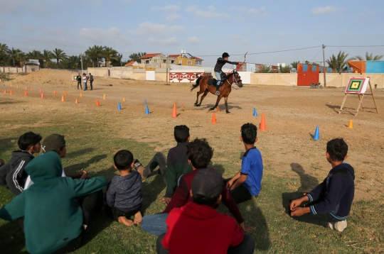Aksi Pemuda Palestina Unjuk Kebolehan Memanah di Atas Kuda