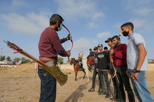 Aksi Pemuda Palestina Unjuk Kebolehan Memanah di Atas Kuda