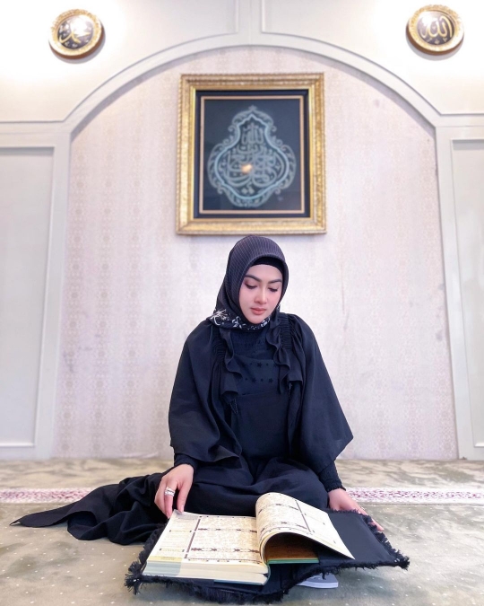 Potret Syahrini Kenakan Hijab, Sudah Khatam Quran di Hari ke 22 Ramadan