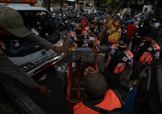 Satpol PP Tertibkan PKL Berjualan di Trotoar Pasar Tanah Abang