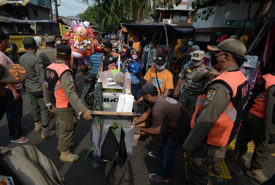 Satpol PP Tertibkan PKL Berjualan di Trotoar Pasar Tanah Abang