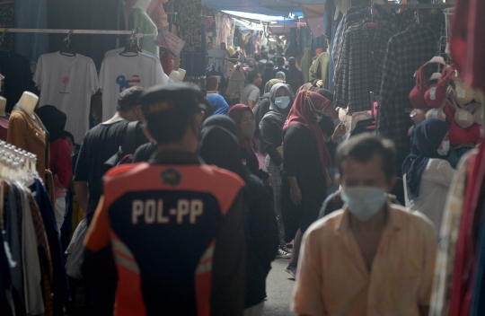 Satpol PP Tertibkan PKL Berjualan di Trotoar Pasar Tanah Abang