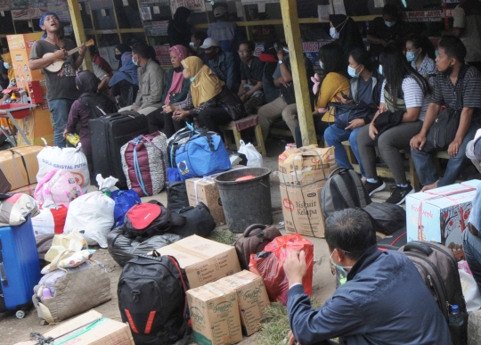 Jelang Pemberlakuan Larangan Mudik, Terminal Bayangan Dipadati Pemudik