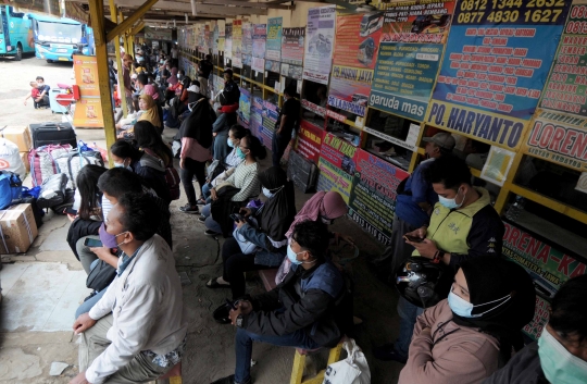 Jelang Pemberlakuan Larangan Mudik, Terminal Bayangan Dipadati Pemudik