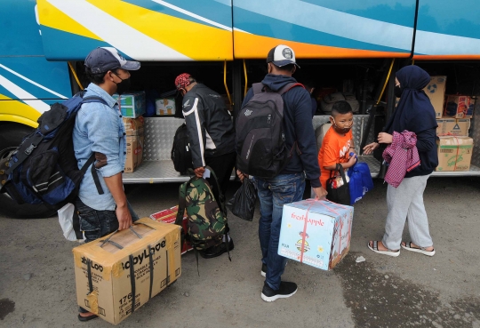 Jelang Pemberlakuan Larangan Mudik, Terminal Bayangan Dipadati Pemudik