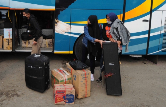 Jelang Pemberlakuan Larangan Mudik, Terminal Bayangan Dipadati Pemudik