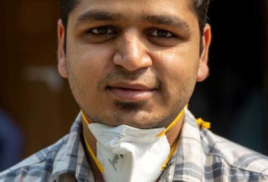 Kisah Dokter Muda di India Bekerja 27 Jam Rawat Pasien Covid-19