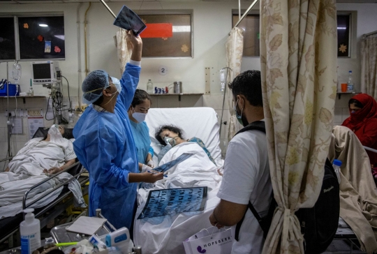Kisah Dokter Muda di India Bekerja 27 Jam Rawat Pasien Covid-19