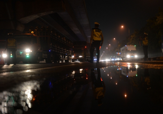 Petugas Gabungan Cegat Pemudik di Tol Jakarta-Cikampek