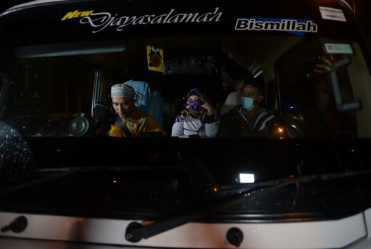 Petugas Gabungan Cegat Pemudik di Tol Jakarta-Cikampek
