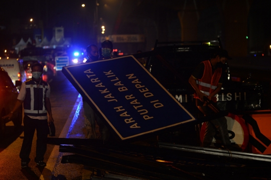 Petugas Gabungan Cegat Pemudik di Tol Jakarta-Cikampek