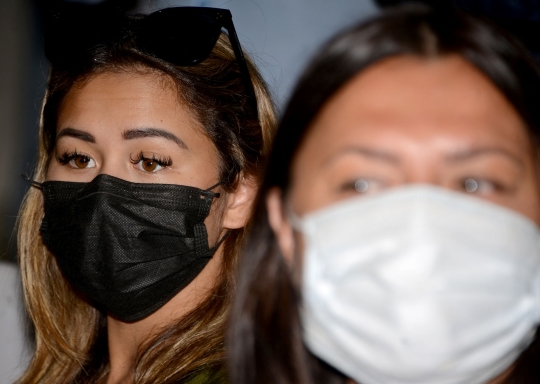 Ekspresi Bule Rusia Dideportasi Akibat Prank Lukis Masker di Wajah