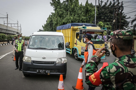 Penyekatan Arus Mudik di Pasar Jumat